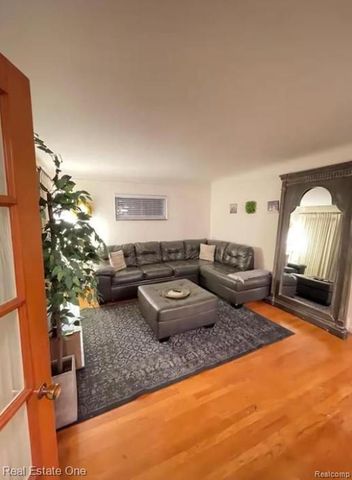 8443 RIVERDALE Street, Dearborn Heights, MI 48127