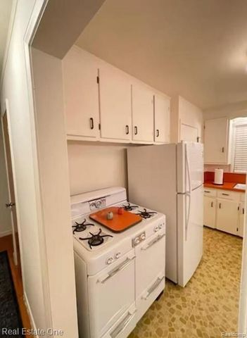 8443 RIVERDALE Street, Dearborn Heights, MI 48127