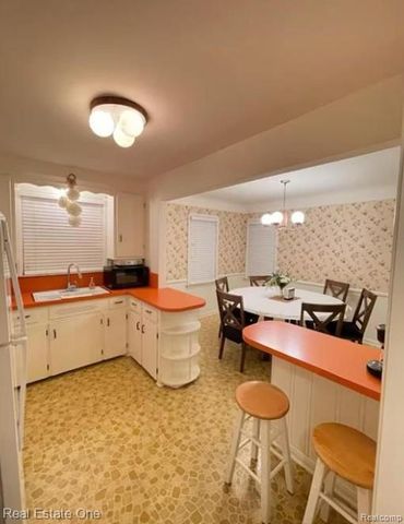 8443 RIVERDALE Street, Dearborn Heights, MI 48127