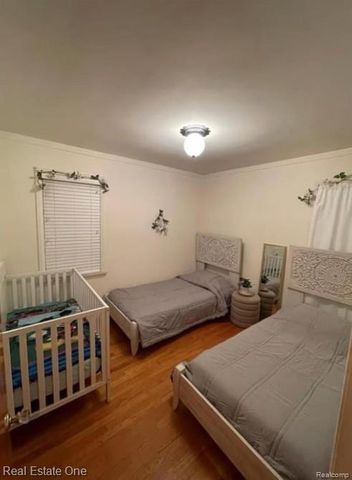 8443 RIVERDALE Street, Dearborn Heights, MI 48127