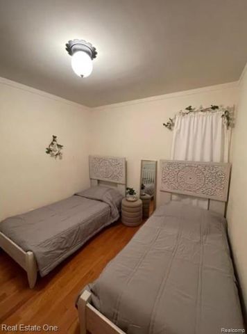 8443 RIVERDALE Street, Dearborn Heights, MI 48127