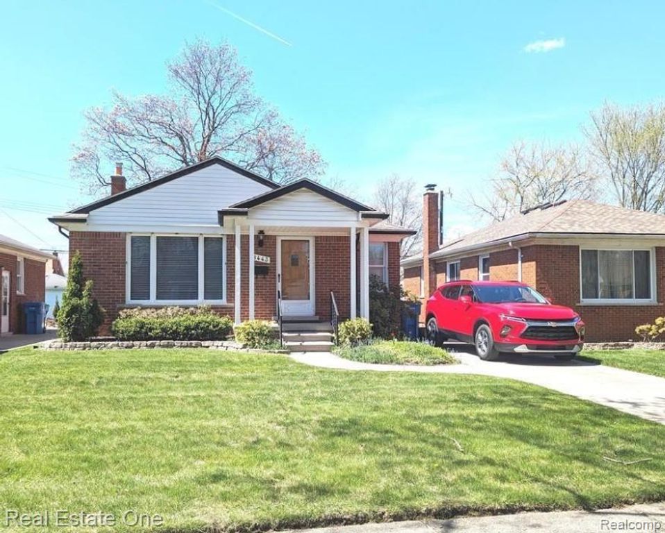 8443 RIVERDALE Street, Dearborn Heights, MI 48127