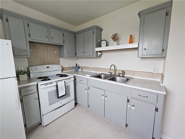 745 S Arch St, Aransas Pass, TX 78336