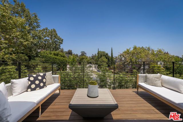 2235 Chislehurst Drive, Los Angeles, CA 90027