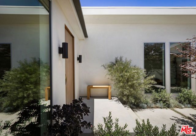 2235 Chislehurst Drive, Los Angeles, CA 90027
