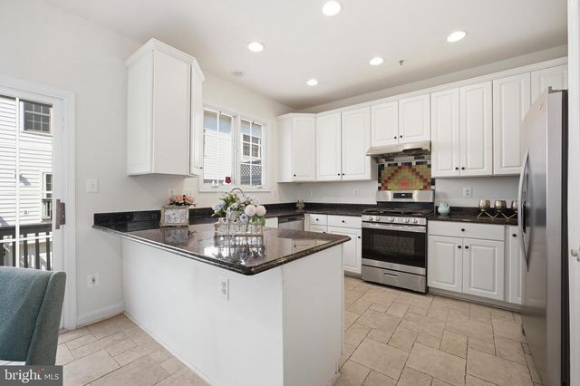 8894 ASHGROVE HOUSE LN, Vienna, VA 22182