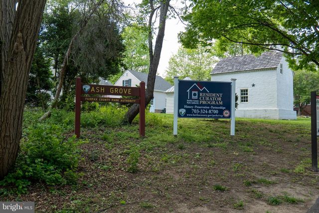 8894 ASHGROVE HOUSE LN, Vienna, VA 22182