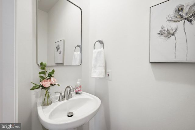 8894 ASHGROVE HOUSE LN, Vienna, VA 22182