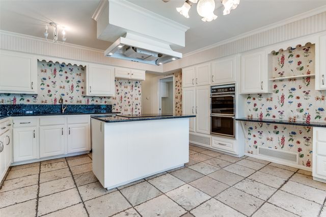 905 Live Oak Lane, Arlington, TX 76012