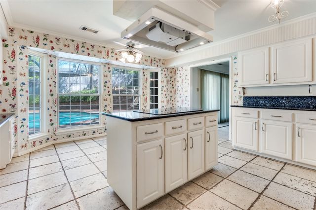 905 Live Oak Lane, Arlington, TX 76012