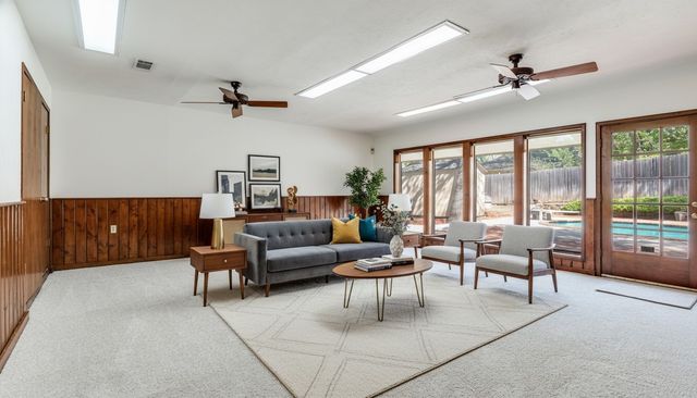 905 Live Oak Lane, Arlington, TX 76012