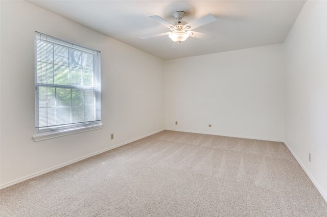 905 Live Oak Lane, Arlington, TX 76012