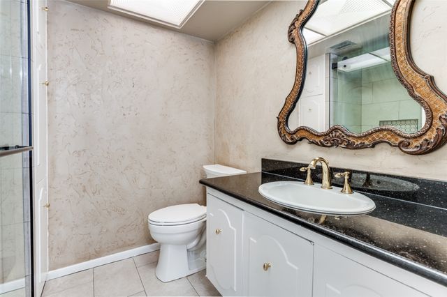 905 Live Oak Lane, Arlington, TX 76012