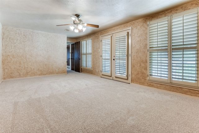 905 Live Oak Lane, Arlington, TX 76012