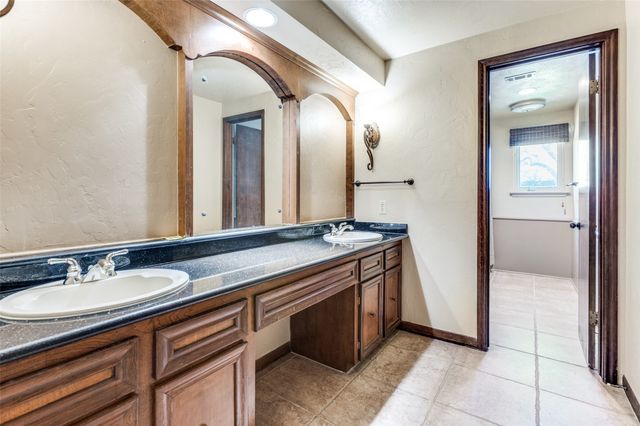 905 Live Oak Lane, Arlington, TX 76012