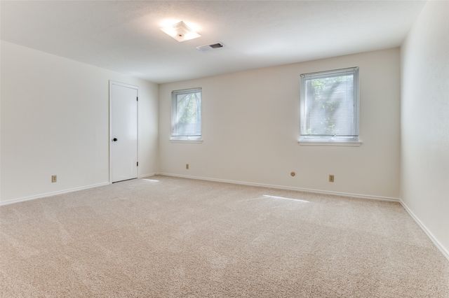 905 Live Oak Lane, Arlington, TX 76012