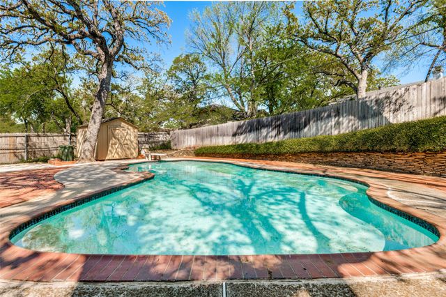 905 Live Oak Lane, Arlington, TX 76012