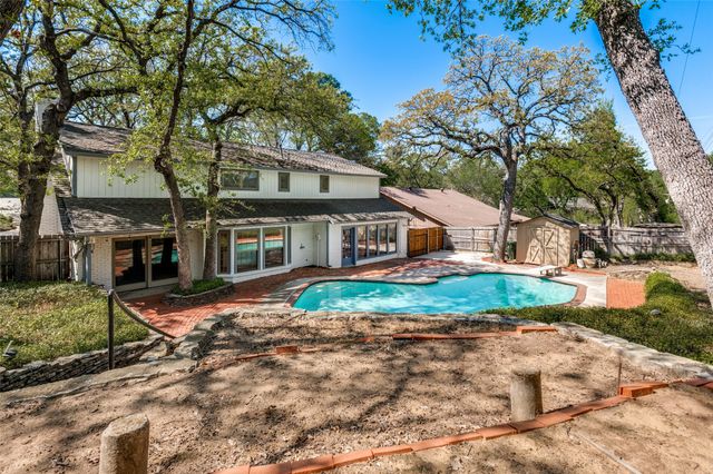 905 Live Oak Lane, Arlington, TX 76012