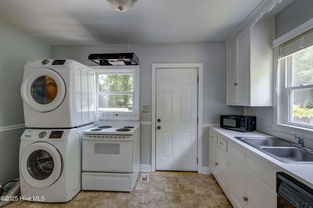 2710 Sunset Avenue, Greenville, NC 27834
