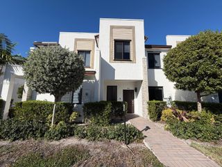 909 NE 211th St 909, Miami, FL 33179