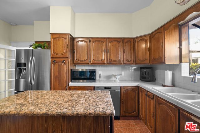 1558 N Kenmore Avenue, Los Angeles, CA 90027