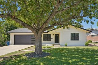 713 Galbraith Ave, Kerrville, TX 78028