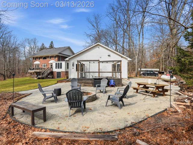 2303 W Predmore Road, Oakland Charter Township, MI 48363