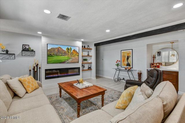 6637 E Oak Street, Scottsdale, AZ 85257