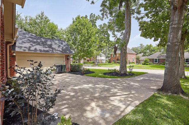 6734 Wildacre Drive, Sugar Land, TX 77479