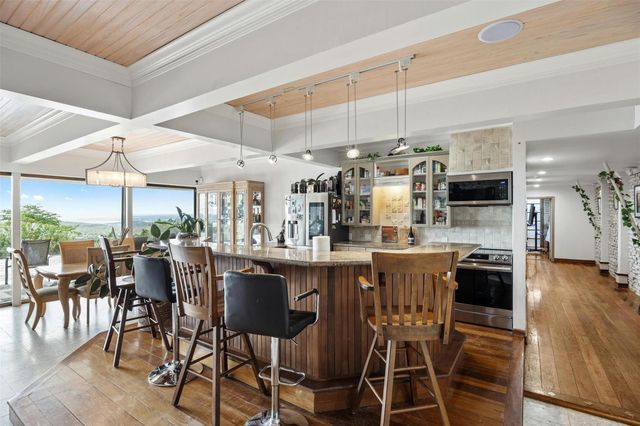 8517 Grandview DR, Jonestown, TX 78645