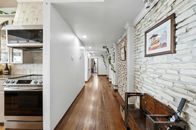 8517 Grandview DR, Jonestown, TX 78645