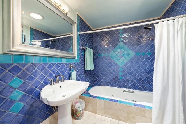 8517 Grandview DR, Jonestown, TX 78645