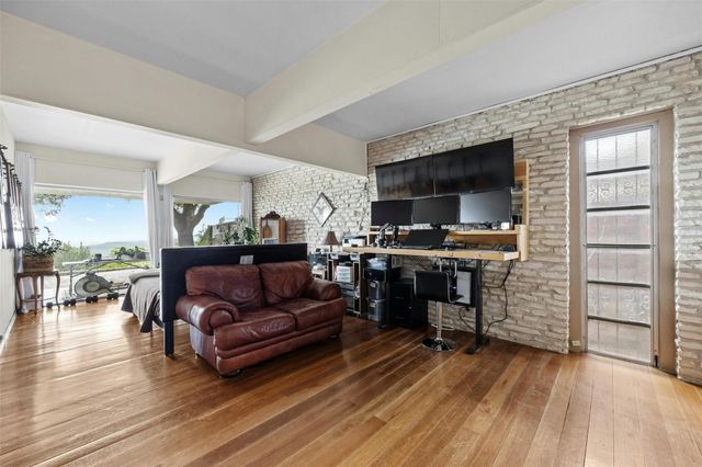 8517 Grandview DR, Jonestown, TX 78645