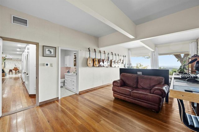 8517 Grandview DR, Jonestown, TX 78645