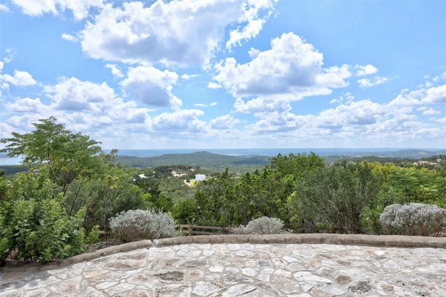 8517 Grandview DR, Jonestown, TX 78645