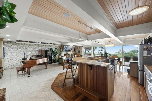 8517 Grandview DR, Jonestown, TX 78645