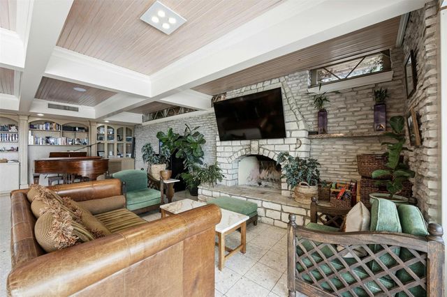 8517 Grandview DR, Jonestown, TX 78645