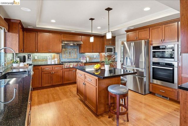 18100 De Souza Pl, Castro Valley, CA 94546