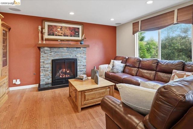 18100 De Souza Pl, Castro Valley, CA 94546
