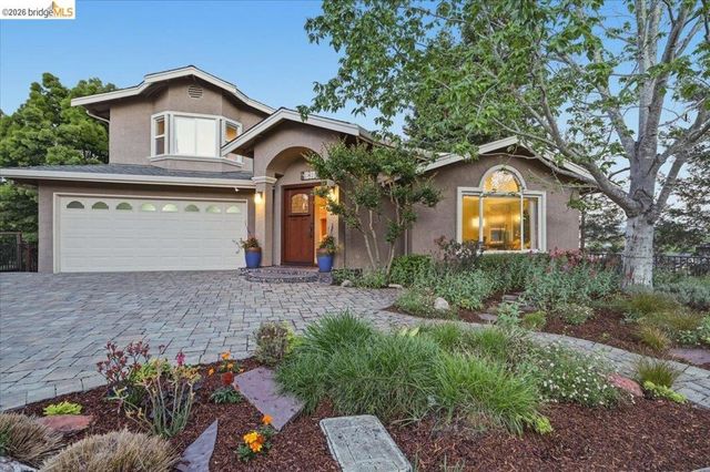 18100 De Souza Pl, Castro Valley, CA 94546
