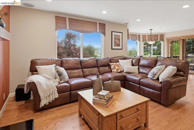 18100 De Souza Pl, Castro Valley, CA 94546