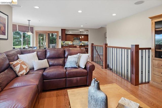 18100 De Souza Pl, Castro Valley, CA 94546