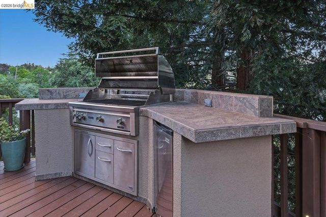 18100 De Souza Pl, Castro Valley, CA 94546
