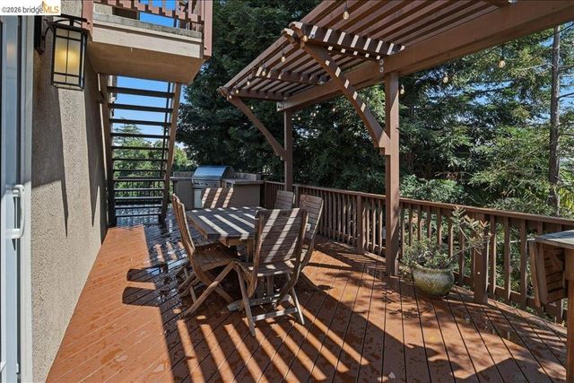 18100 De Souza Pl, Castro Valley, CA 94546