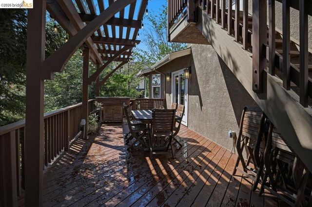 18100 De Souza Pl, Castro Valley, CA 94546