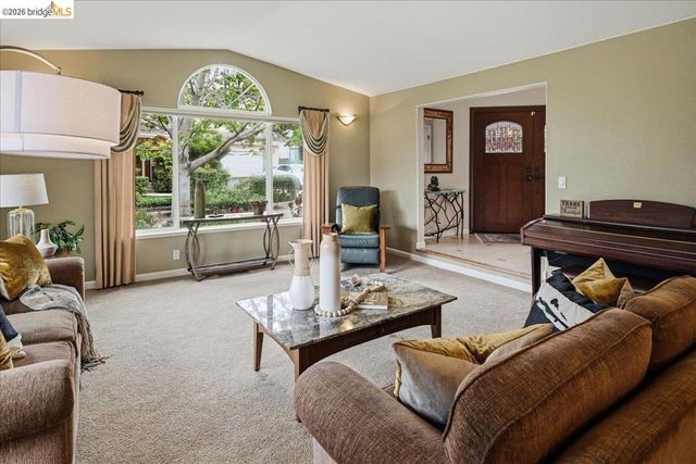 18100 De Souza Pl, Castro Valley, CA 94546