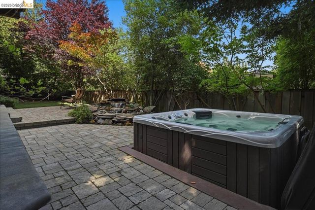 18100 De Souza Pl, Castro Valley, CA 94546