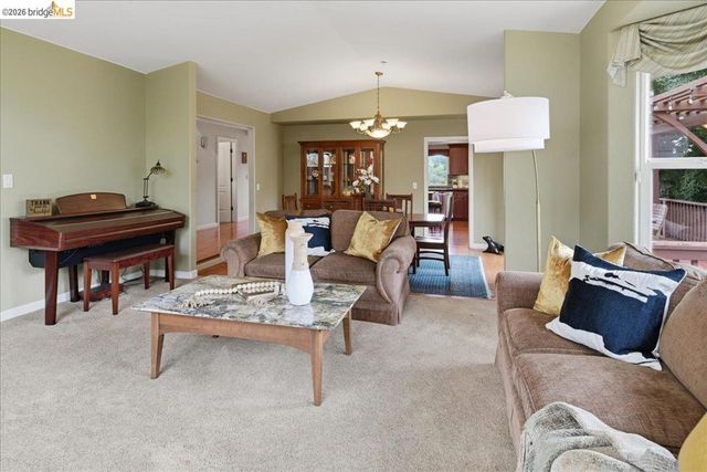 18100 De Souza Pl, Castro Valley, CA 94546