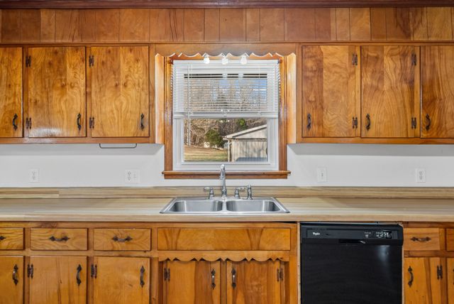 1667 McWhorter Rd, Cunningham, TN 37052