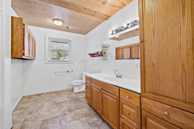 1667 McWhorter Rd, Cunningham, TN 37052